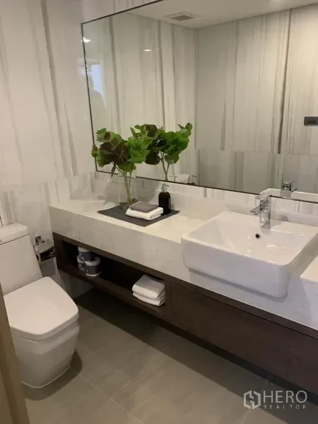 บ้าน ขายในYan Nawa, Bangkok - ห้องน้ำสไตล์โมเดิร์น มีกระจกบานใหญ่ อ่างล้างหน้า และตู้เก็บของบิวท์อิน