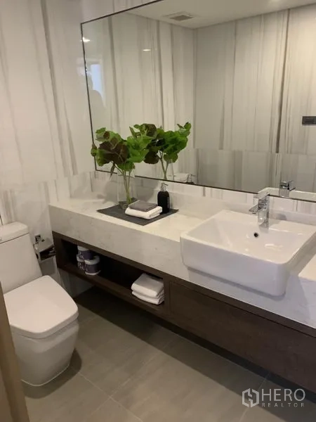 บ้าน ขายในYan Nawa, Bangkok - ห้องน้ำสไตล์โมเดิร์น มีกระจกบานใหญ่ อ่างล้างหน้า และตู้เก็บของบิวท์อิน