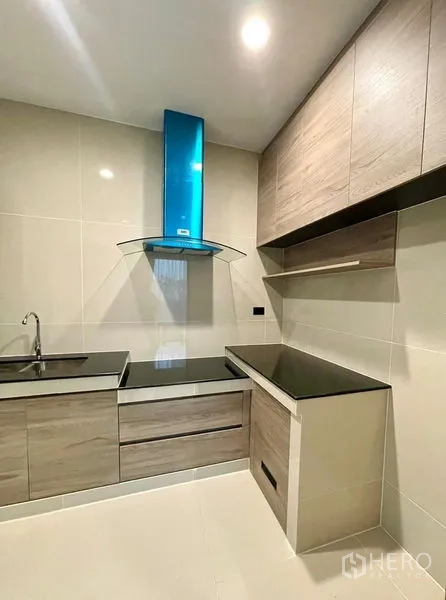 บ้าน ให้เช่าในBang Kapi, Bangkok - ครัวบิลท์อินกะทัดรัด ท็อปดำ และฮูดดูดควันสีน้ำเงิน