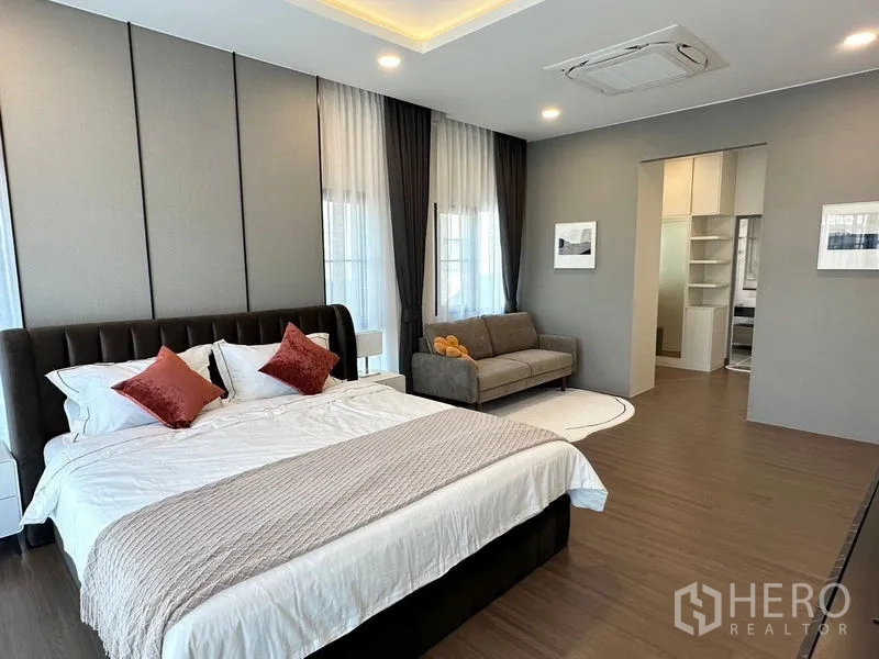 Detached House for rent or sale in Bang Phli, Samut Prakan - Master suite with king bed, sitting area and entry to walk-in closet.