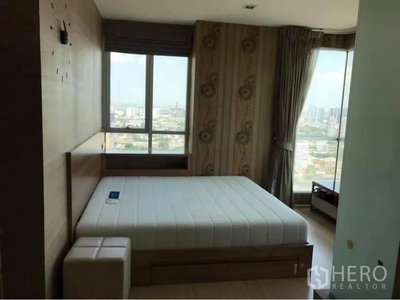 คอนโด ให้เช่าหรือขายในPhaya Thai, Bangkok - ห้องนอนใหญ่ หน้าต่างบานกว้าง เห็นวิวสกายไลน์เมือง และเตียงแพลตฟอร์ม