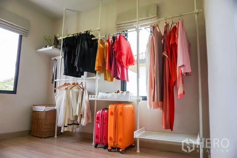 Detached House for sale in Bang Phli, Samut Prakan - Walk-in closet with open hanging racks and luggage storage