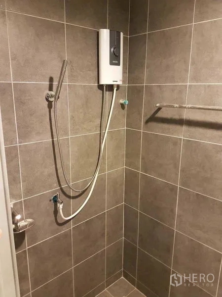 店屋 出租或出售在Bang Na, Bangkok - 灰色瓷砖淋浴区，带手持花洒和热水器。