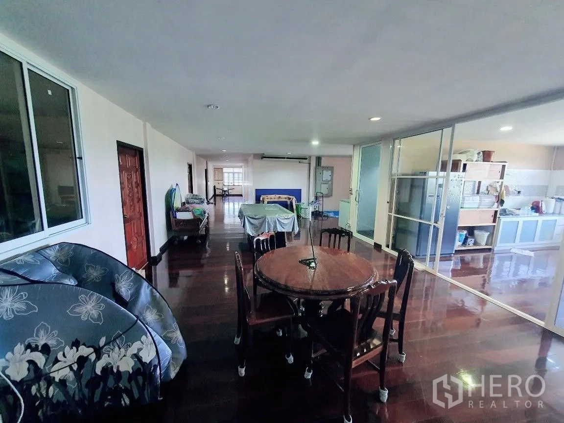 货栈 出租在Lam Luk Ka, Pathum Thani - 办公/宿舍休闲区，餐桌、简易厨房与亮面木地板