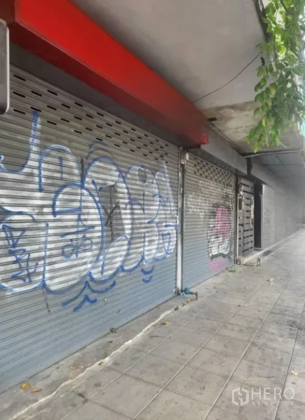 店屋 出租在Watthana, Bangkok - 外立面金属卷闸门关闭并有涂鸦