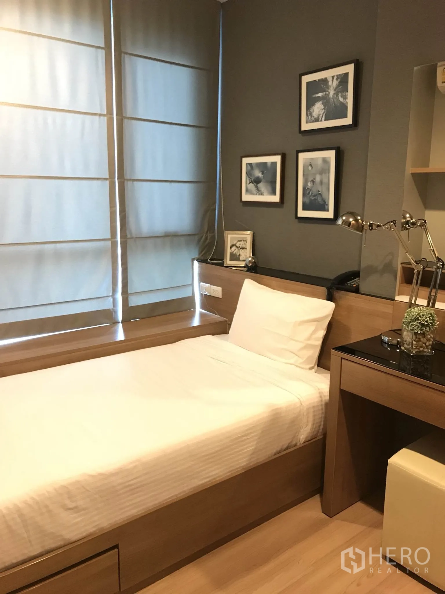 公寓 出租或出售在Sathon, Bangkok - 次卧设单人床和内置书桌，灰色墙面挂装饰画。