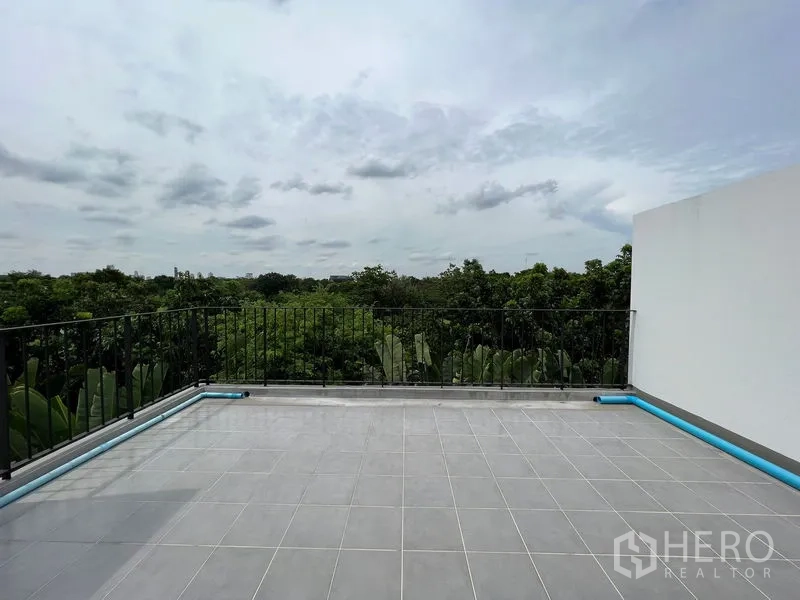 ทาวน์เฮาส์ ขายในBang Kapi, Bangkok - ดาดฟ้ากว้างพร้อมราวกันตก มองเห็นวิวต้นไม้และท้องฟ้า