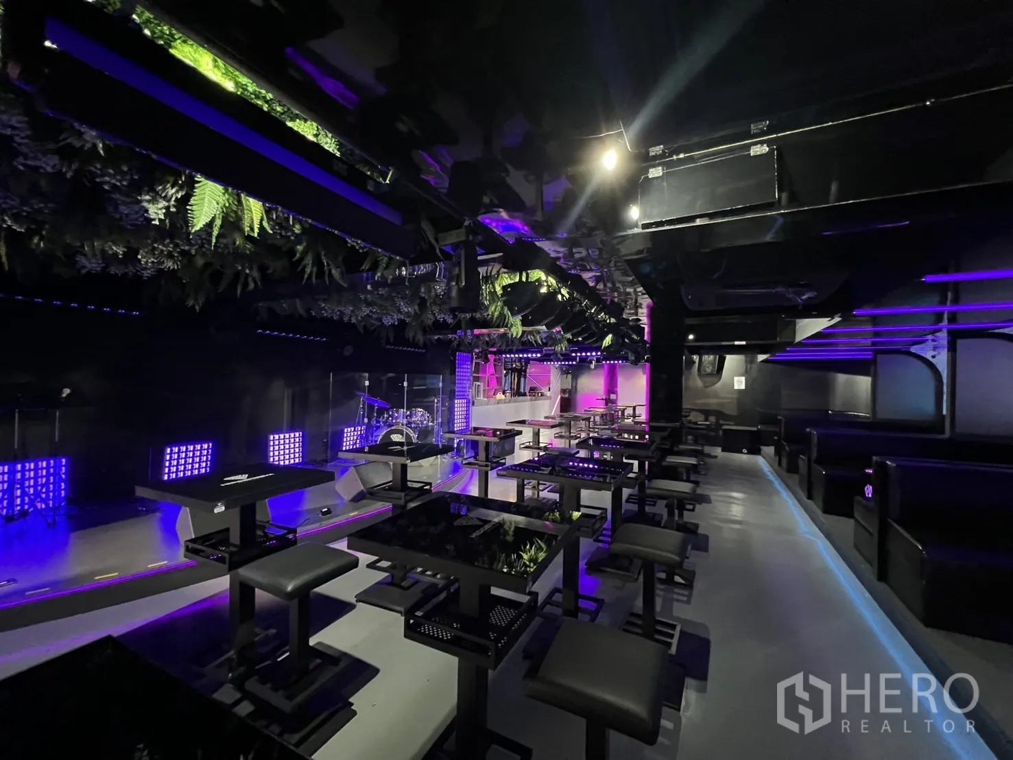 零售空间 出租在Watthana, Bangkok - 开放空间内的舞台、天花绿植与就餐桌椅。