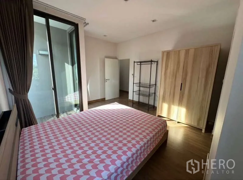 联排别墅 出租在Lat Phrao, Bangkok - 采光卧室，木地板，带阳台出入口与衣柜。