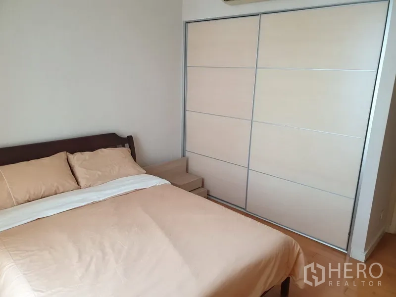 คอนโด ให้เช่าหรือขายในWatthana, Bangkok - ห้องนอนรองพร้อมเตียงคู่ ตู้เสื้อผ้าบิวท์อินบานเลื่อน และพื้นไม้โทนอ่อน