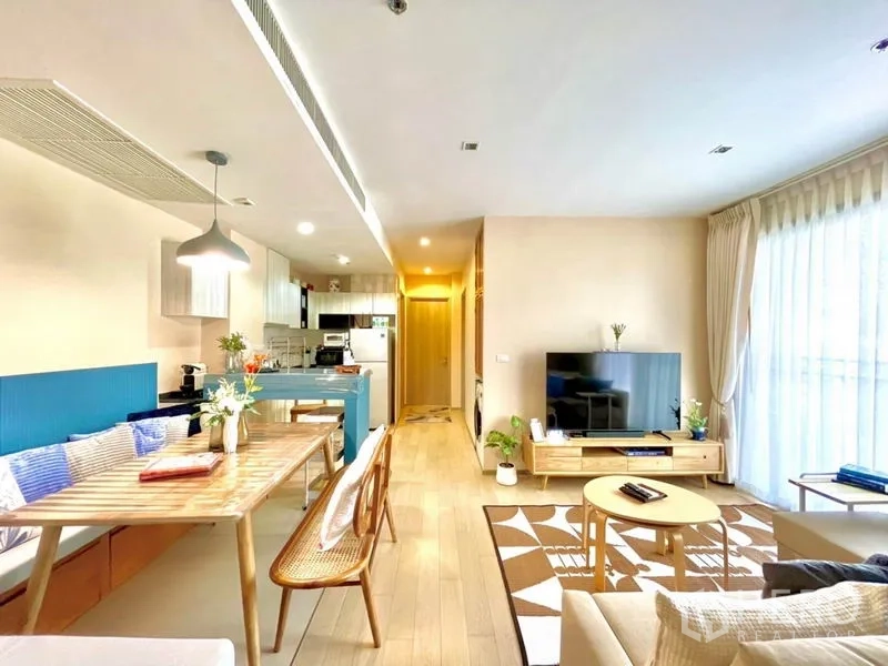 คอนโด ให้เช่าหรือขายในWatthana, Bangkok - มุมรับประทานอาหารบิวท์อินพร้อมโต๊ะไม้ เชื่อมต่อครัวและห้องนั่งเล่น