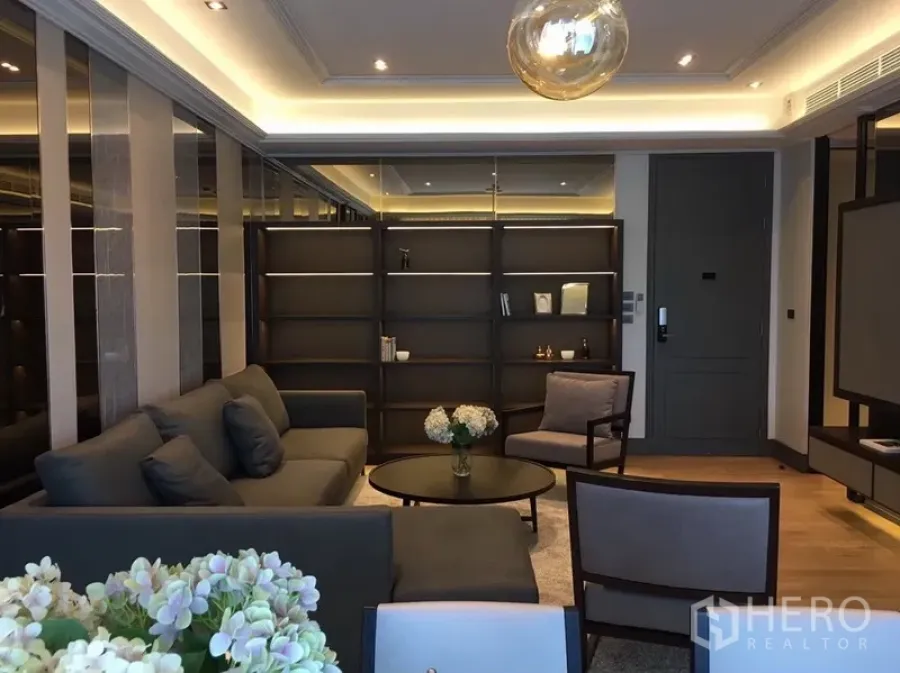 คอนโด ให้เช่าหรือขายในWatthana, Bangkok - ห้องนั่งเล่นสไตล์โมเดิร์น มีชั้นวางบิลท์อิน โซฟาสีเทา โต๊ะกลม และไฟซ่อนเพดานบนพื้นไม้