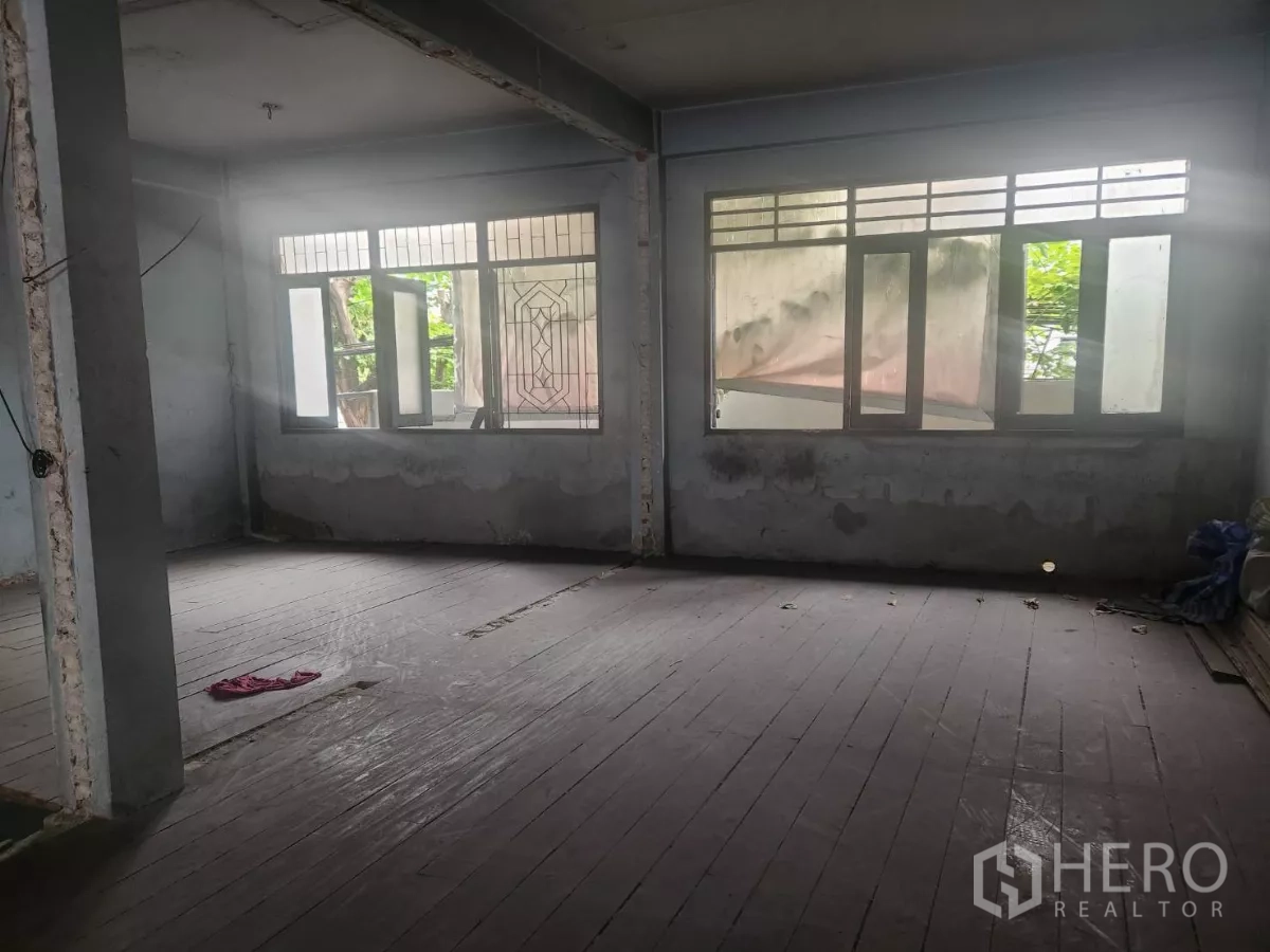 店屋 出租在Watthana, Bangkok - 宽敞的上层，多个窗户，自然光充足