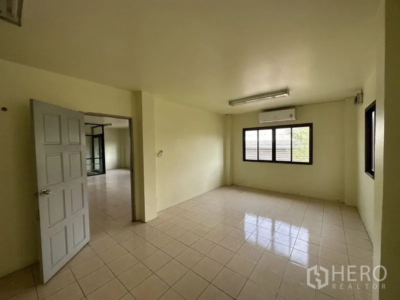 工厂 出租在Bang Bua Thong, Nonthaburi - 私密办公室，窗式空调与瓷砖地面