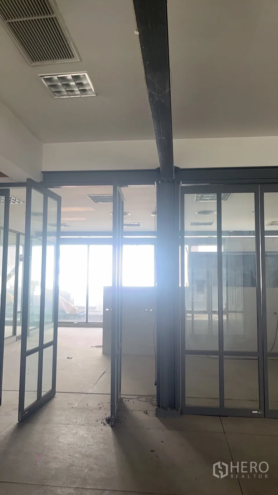 零售空间 出租在Watthana, Bangkok - 开放式零售区域，多组玻璃门与天花空调出风口