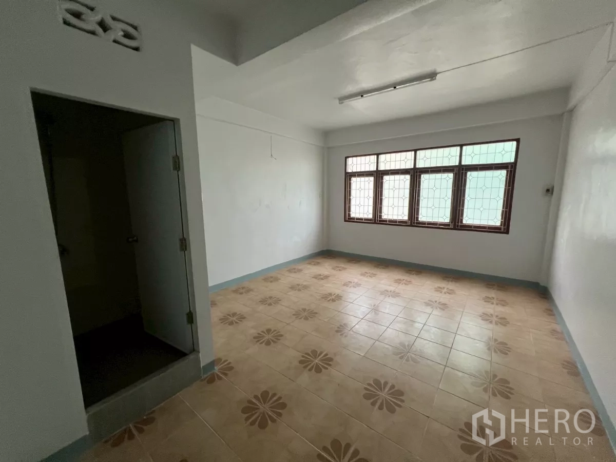 อาคารพาณิชย์ ให้เช่าในKhlong Toei, Bangkok - ห้องสว่าง พื้นกระเบื้องลายดอกไม้ หน้าต่างบานกว้าง และประตูห้องน้ำในตัว.