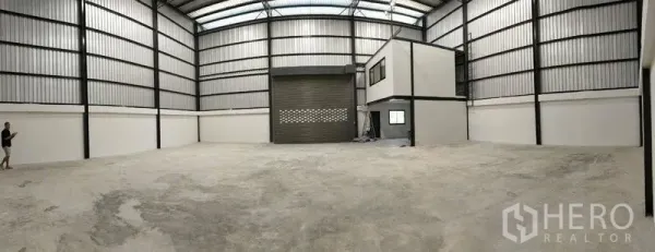 货栈 出租在Bang Phli, Samut Prakan - 仓库全景：开阔地面、卷帘门与内部办公室