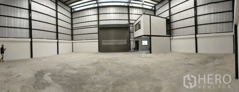 货栈 出租在Bang Phli, Samut Prakan - 仓库全景：开阔地面、卷帘门与内部办公室