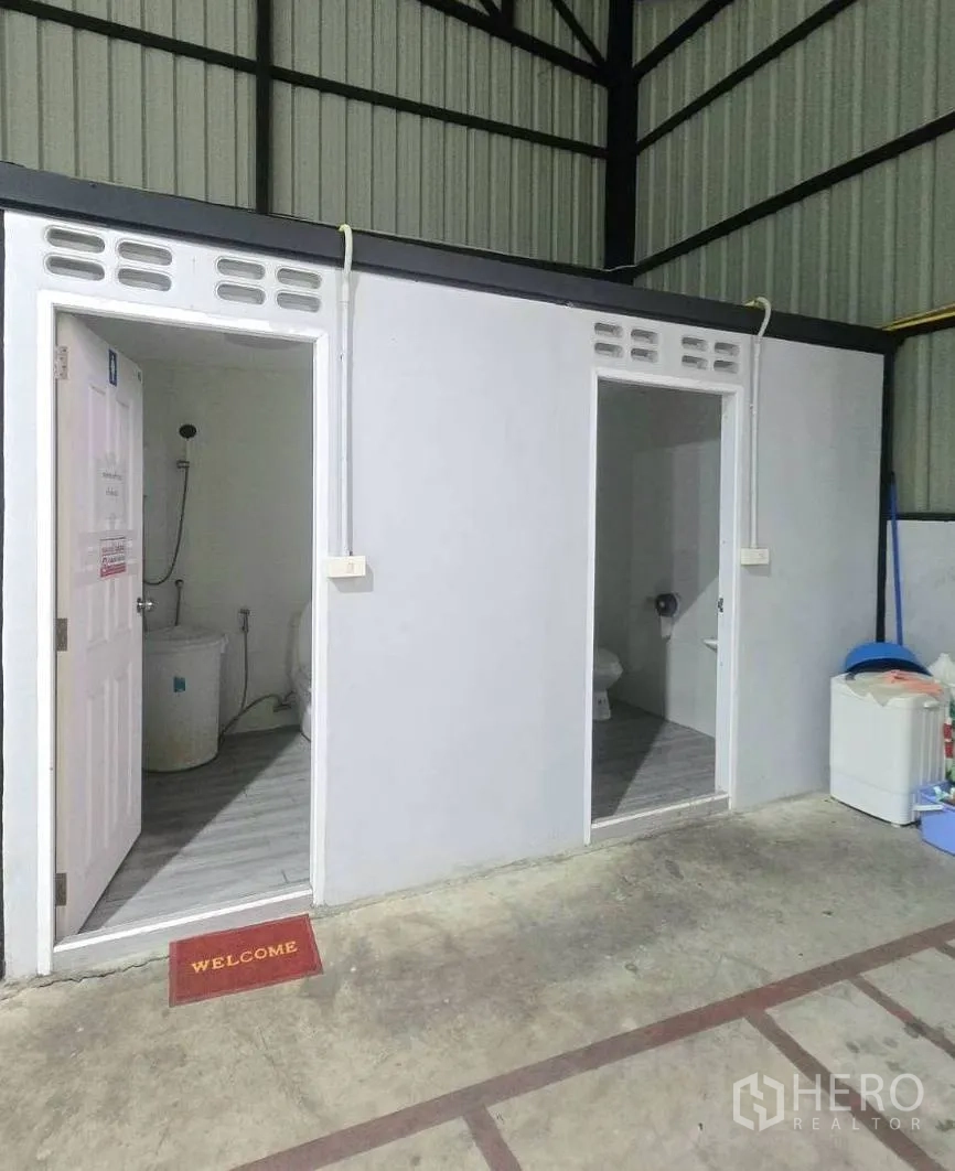 คลังสินค้า ให้เช่าในKhlong Toei, Bangkok - ห้องน้ำภายใน 2 ห้อง ก่อสร้างในตัวโกดังใต้โครงหลังคาเหล็ก