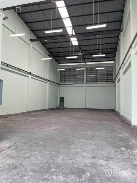 โรงงาน ให้เช่าในSamut Sakhon - คลังสินค้าโล่ง เพดานสูง โครงเหล็ก มีช่องแสงและไฟแขวน พื้นคอนกรีตเรียบ