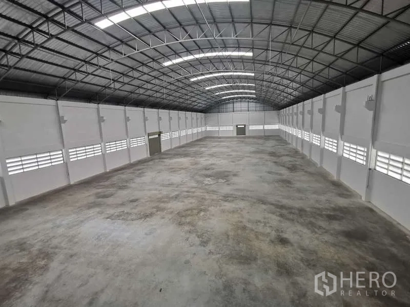 Factory for rent or sale in Bang Bo, Samut Prakan - Panoramic view from the rear of the warehouse showing bright, open floor space.