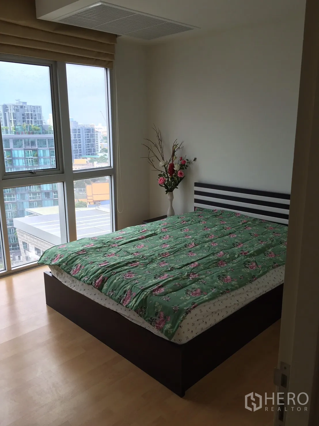 คอนโด ให้เช่าหรือขายในKhlong Toei, Bangkok - ห้องนอนสว่าง เตียงคู่ หน้าต่างบานใหญ่ มองเห็นวิวเมือง