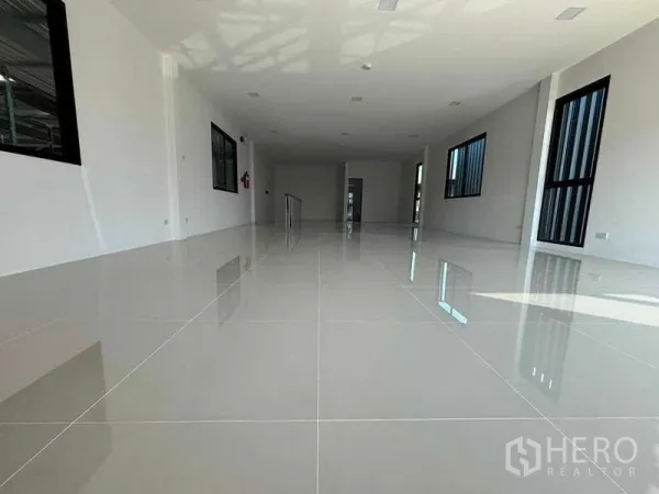 Factory for rent in Bang Bo, Samut Prakan - Wide office floor with polished tiles and large windows allowing ample natural light.