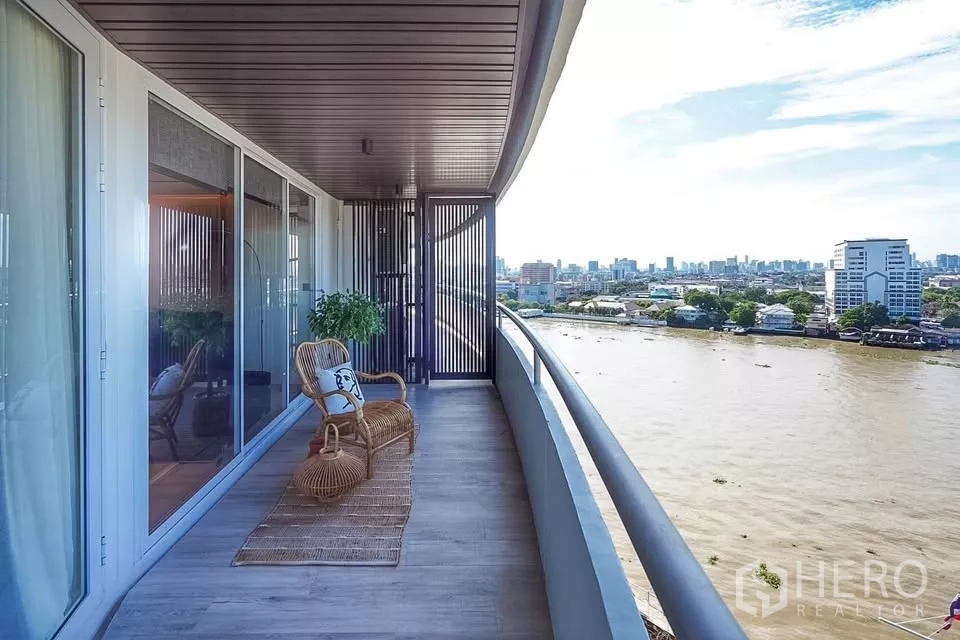 公寓 出租在Bang Phlat, Bangkok - 有顶阳台俯瞰湄南河与城市天际线。