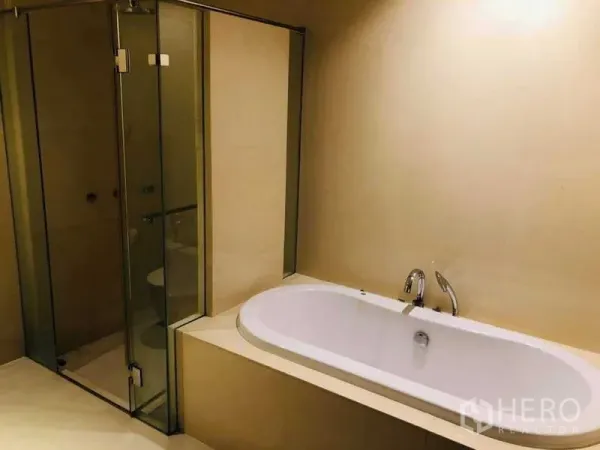 คอนโด ให้เช่าหรือขายในWatthana, Bangkok - ห้องน้ำโทนอบอุ่นพร้อมอ่างอาบน้ำและตู้ shower กระจก