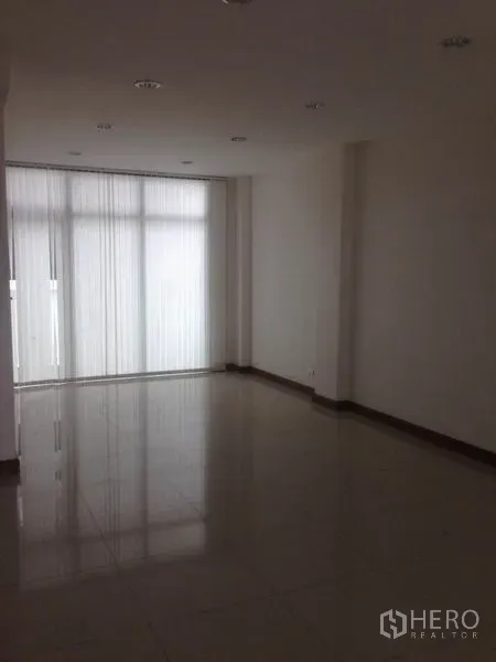 สำนักงานที่บ้าน ให้เช่าในBang Phli, Samut Prakan - ห้องปูกระเบื้อง ผนังสีขาว พร้อมมู่ลี่แนวตั้งรับแสงธรรมชาติ