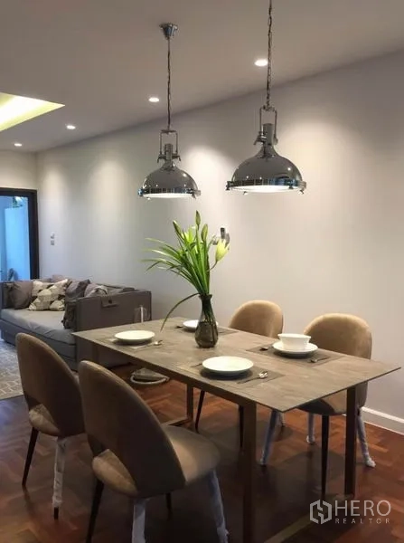 ทาวน์เฮาส์ ให้เช่าในKhlong Toei, Bangkok - พื้นที่รับประทานอาหาร โต๊ะไม้ เก้าอี้บุผ้า และโคมแขวนคู่