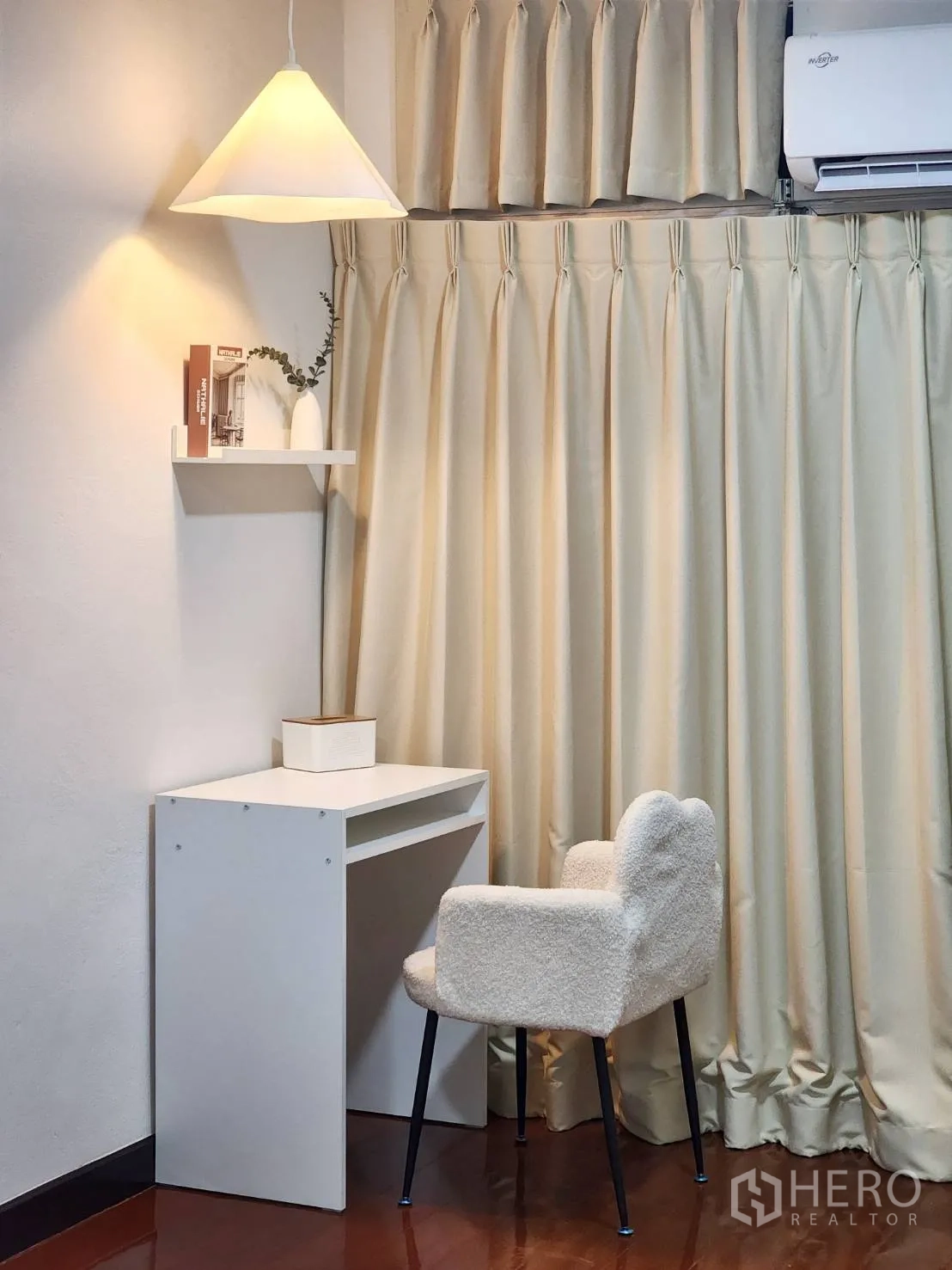บ้านเดี่ยว for rent in Huai Khwang, Bangkok - มุมทำงานเล็ก โต๊ะสีขาว โคมไฟแขวน เครื่องปรับอากาศ และผ้าม่านทึบ
