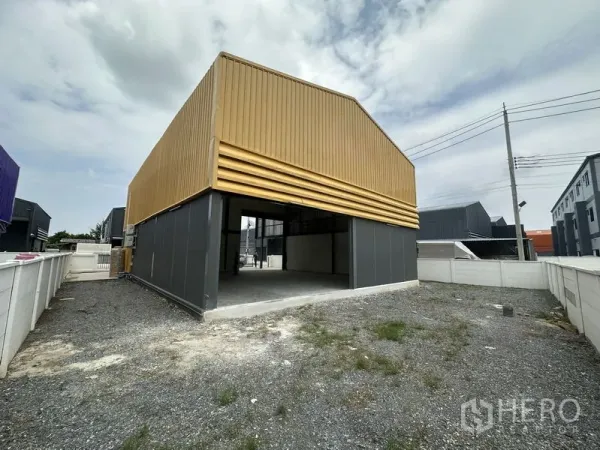 工厂 出租或出售在Bang Yai, Nonthaburi - 建筑后侧开放式棚区与碎石服务场地。