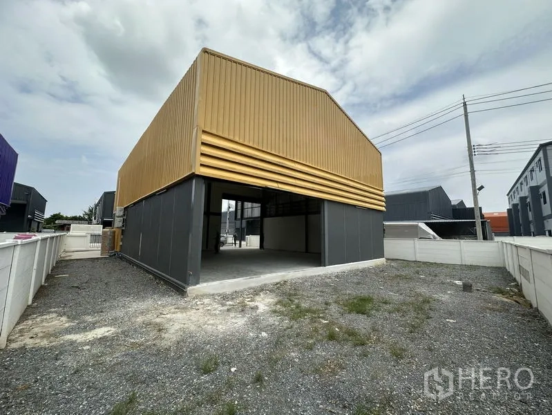 工厂 出租或出售在Bang Yai, Nonthaburi - 建筑后侧开放式棚区与碎石服务场地。