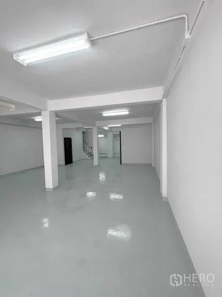 อาคารพาณิชย์ ให้เช่าในKhlong Toei, Bangkok - พื้นที่ทำงานโล่งสว่าง มีเสา ไฟเดินลอย และบันไดภายใน