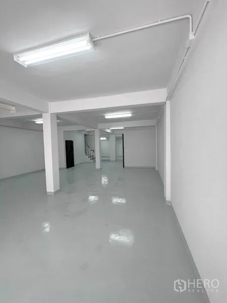 อาคารพาณิชย์ ให้เช่าในKhlong Toei, Bangkok - พื้นที่ทำงานโล่งสว่าง มีเสา ไฟเดินลอย และบันไดภายใน