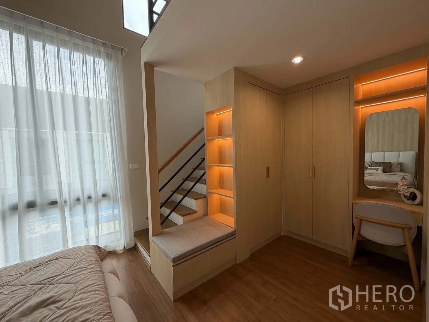 联排别墅 for rent in Bang Phli, Samut Prakan - 卧室一角，高窗、内置柜与梳妆台。