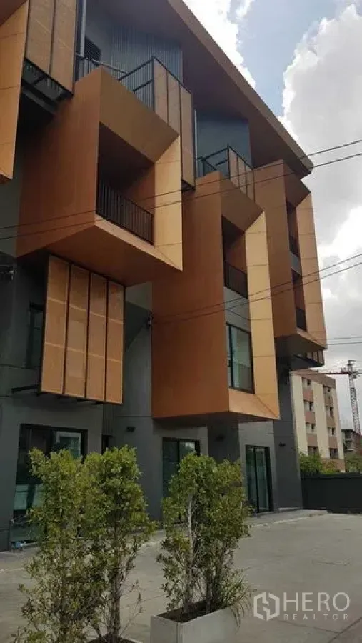 店屋 出租或出售在Bang Na, Bangkok - 现代店屋外立面，几何阳台与金属板装饰，位于邦纳。