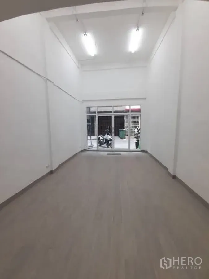 店屋 出租在Khlong Toei, Bangkok - 底层销售区面向玻璃推拉门，适合陈列展示