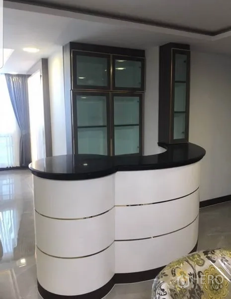 คอนโด ให้เช่าในKhlong Toei, Bangkok - เคาน์เตอร์บาร์ทรงโค้งท็อปสีดำพร้อมตู้โชว์กระจก