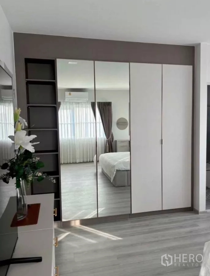 Detached House for rent in Bang Phli, Samut Prakan - Bedroom wardrobe with mirrored doors and shelving.