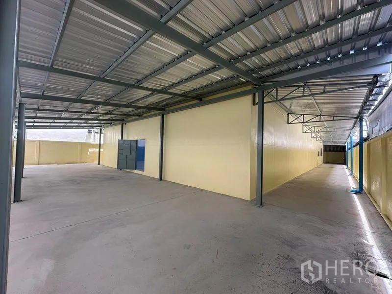 工厂 出租在Pathum Thani - 长条形侧院带金属顶棚，适合存放与停车。
