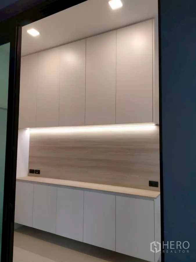 ทาวน์เฮาส์ ให้เช่าในChatuchak, Bangkok - ตู้ลอยเหนือเคาน์เตอร์ยาว พร้อมไฟเส้น LED ส่องสว่าง