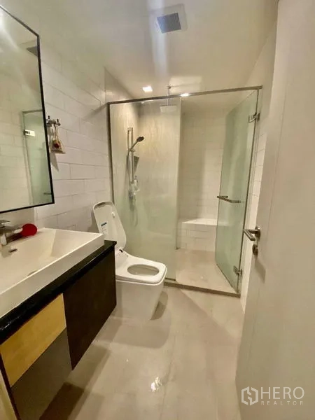 คอนโด ให้เช่าหรือขาย - ห้องน้ำสมัยใหม่ ฉากกั้นกระจกและเรนชาวเวอร์