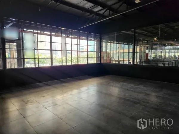 พื้นที่ขายปลีก ให้เช่าในKhlong Toei, Bangkok - พื้นที่ค้าปลีกสไตล์ลอฟต์ ผนังกระจกบานกริดขนาดใหญ่ ผนังโทนเข้มและพื้นกระเบื้องรับแสงธรรมชาติ