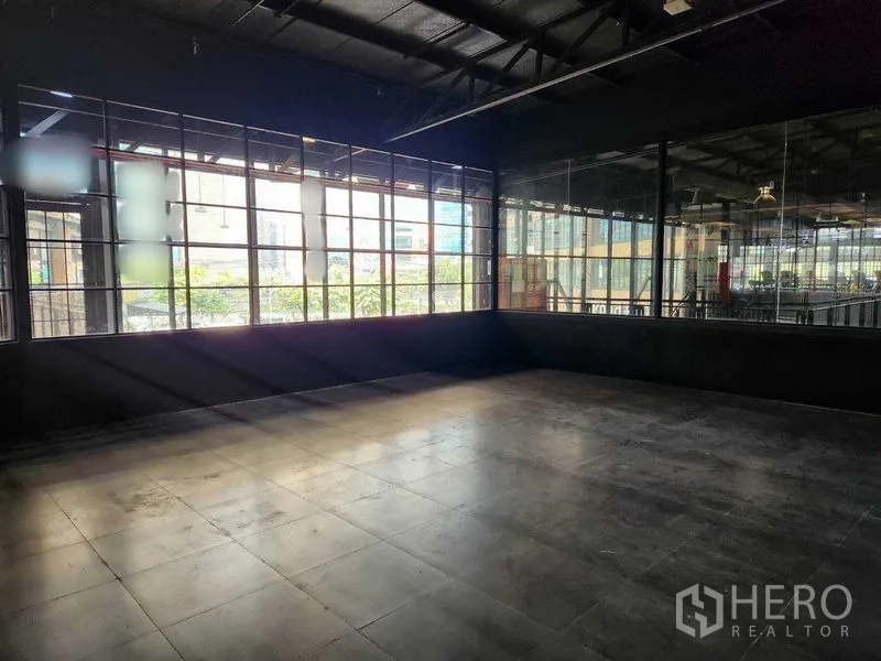 พื้นที่ขายปลีก ให้เช่าในKhlong Toei, Bangkok - พื้นที่ค้าปลีกสไตล์ลอฟต์ ผนังกระจกบานกริดขนาดใหญ่ ผนังโทนเข้มและพื้นกระเบื้องรับแสงธรรมชาติ