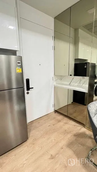 คอนโด ให้เช่าในWatthana, Bangkok - โถงเข้าครัวพร้อมตู้เย็นสแตนเลส และคอนโซลกระจกเงา