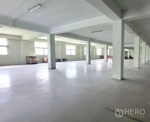 工厂 出租在Mueang Samut Prakan, Samut Prakan - 明亮开放式工作区，多扇窗与白色结构柱