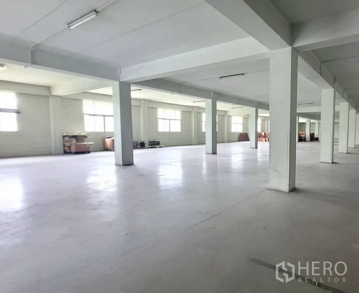 工厂 出租在Mueang Samut Prakan, Samut Prakan - 明亮开放式工作区，多扇窗与白色结构柱