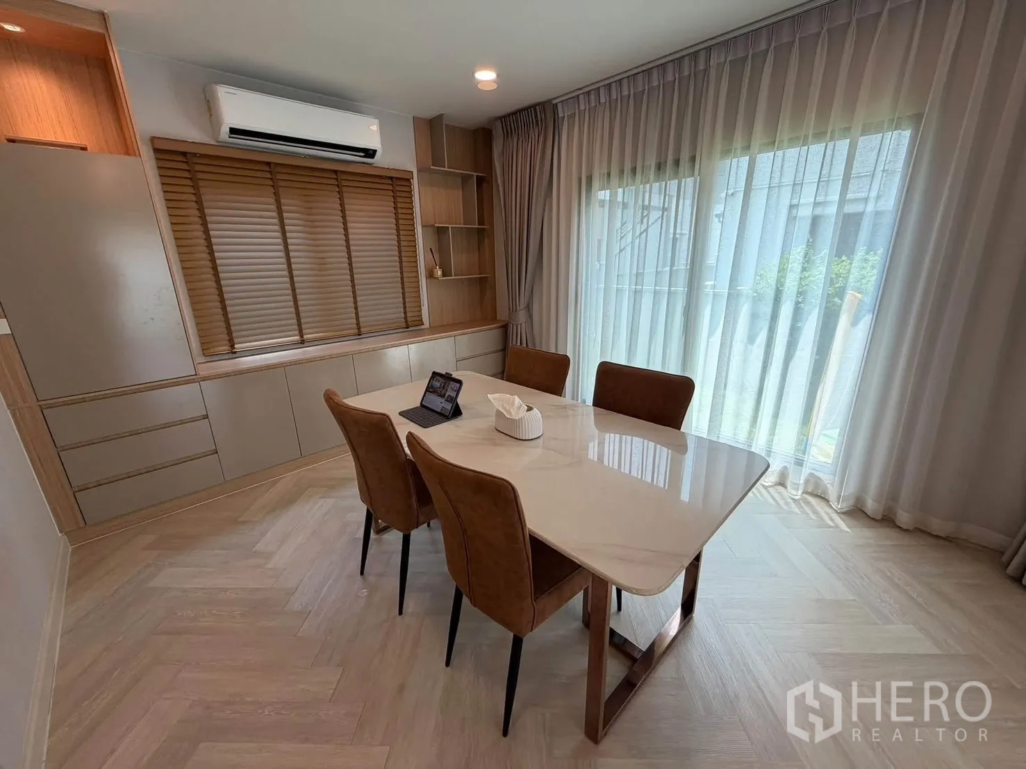 บ้านเดี่ยว for rent in Bang Phli, Samut Prakan - พื้นที่ทานอาหารโต๊ะสี่ที่นั่ง ตู้บิลต์อิน และประตูกระจกบานเลื่อน.